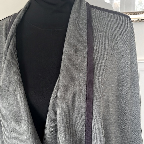 Neely Gray Wrap Sweater Navy Blue Trim Acrylic Oversize Sweep 3/4 Sleeves Sz Sm - Picture 2 of 6